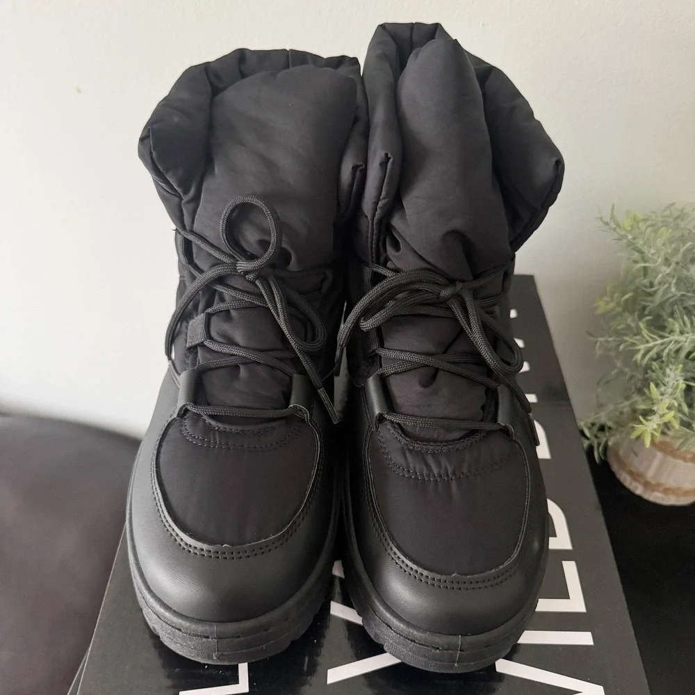 Wild Diva Lounge Huston 01 Black Puffer Ankle Boots Womens sz 9 gorpcore NIB New